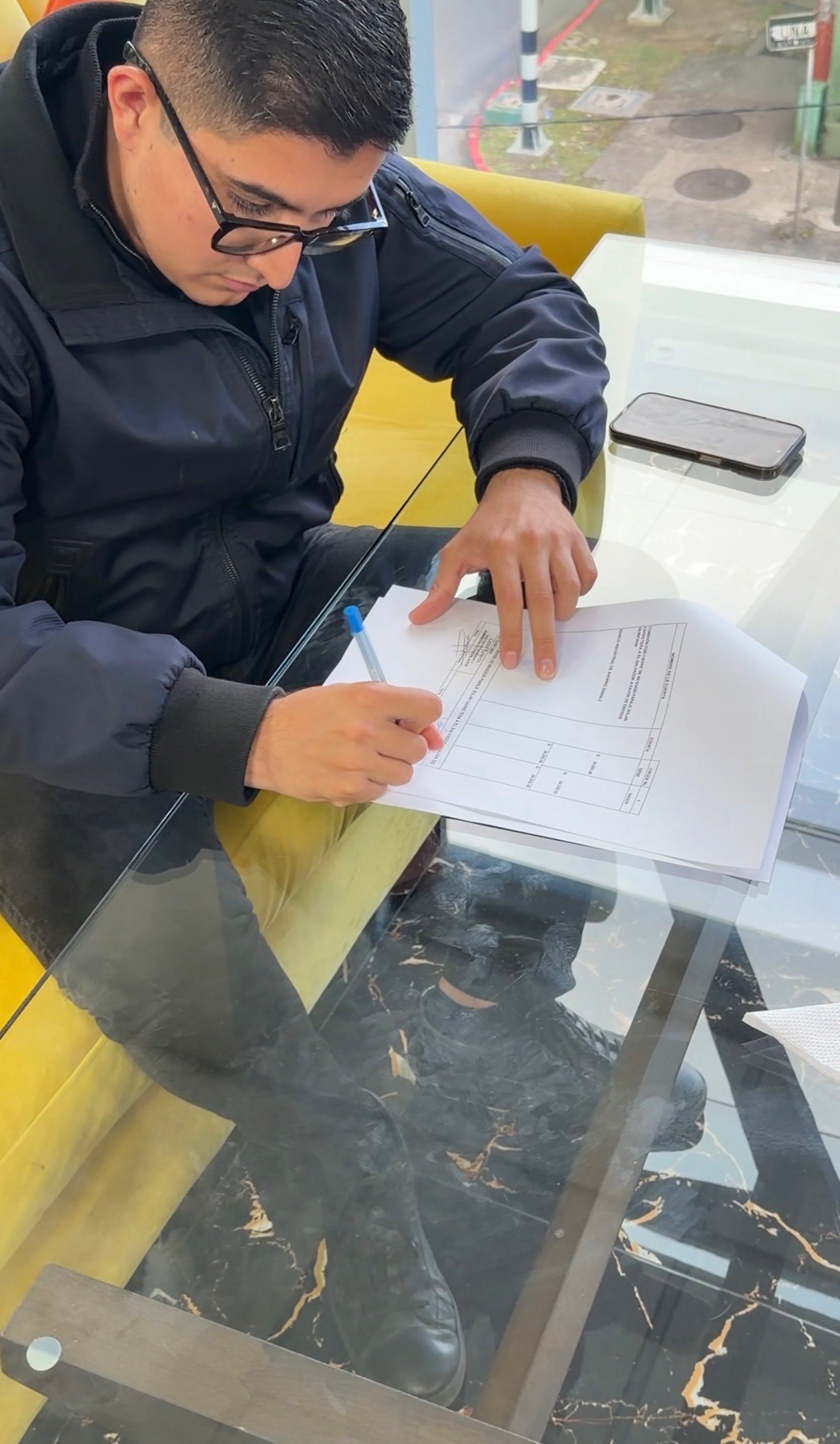 Cliente firmando acuerdo con Inmobiliaria Naur